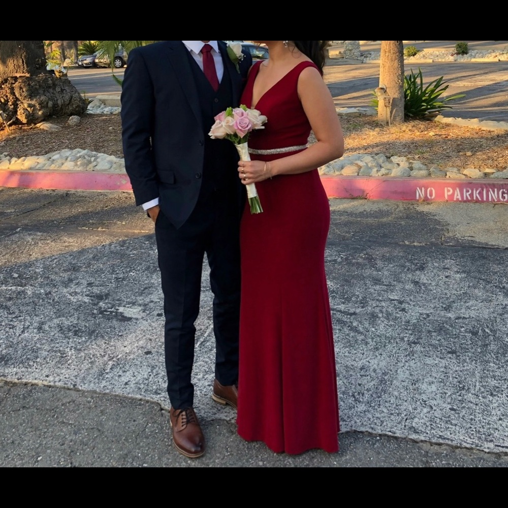 Red Gown - Picture 7 of 8
